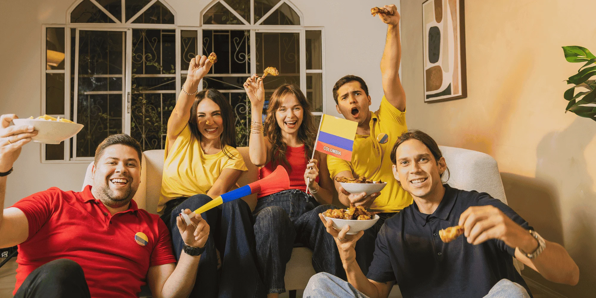 Amigos disfrutando Alitas Futboleras Mac Pollo durante un partido